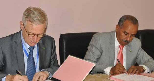 جانب من توقيع الإتفاقية
