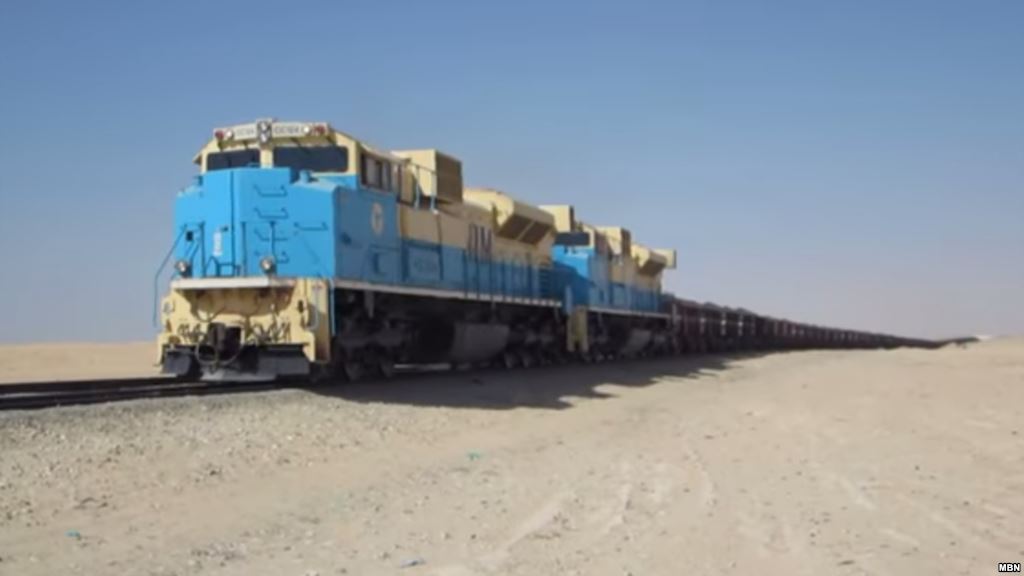 صورة من قاطرات تجر عربات قطار اسنيم (ارشيف)