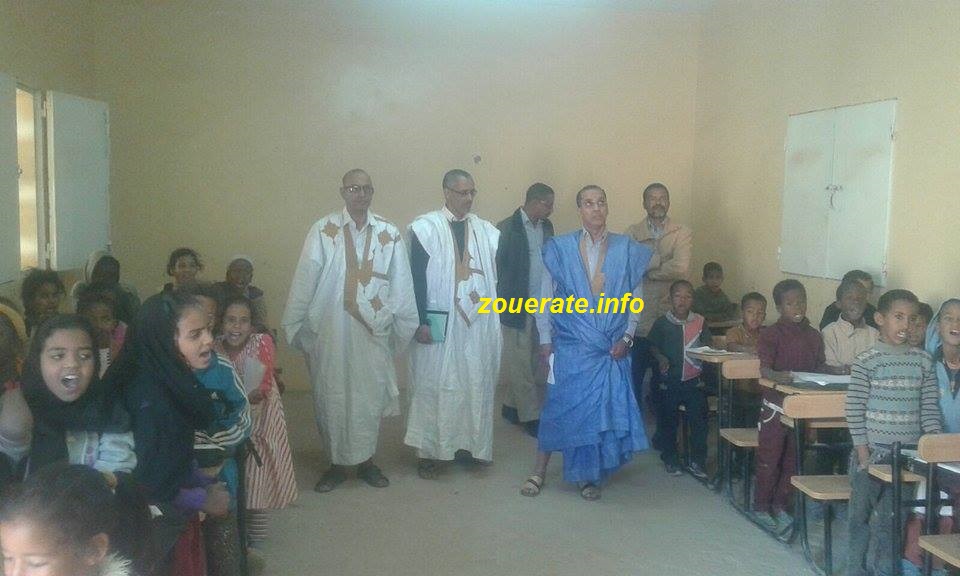 المدير ومرافقوه في مدرسة بئر ام اكرين