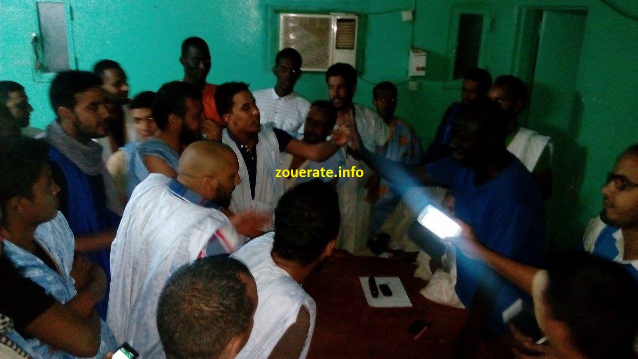 العمال في مقر المناديب الليلة