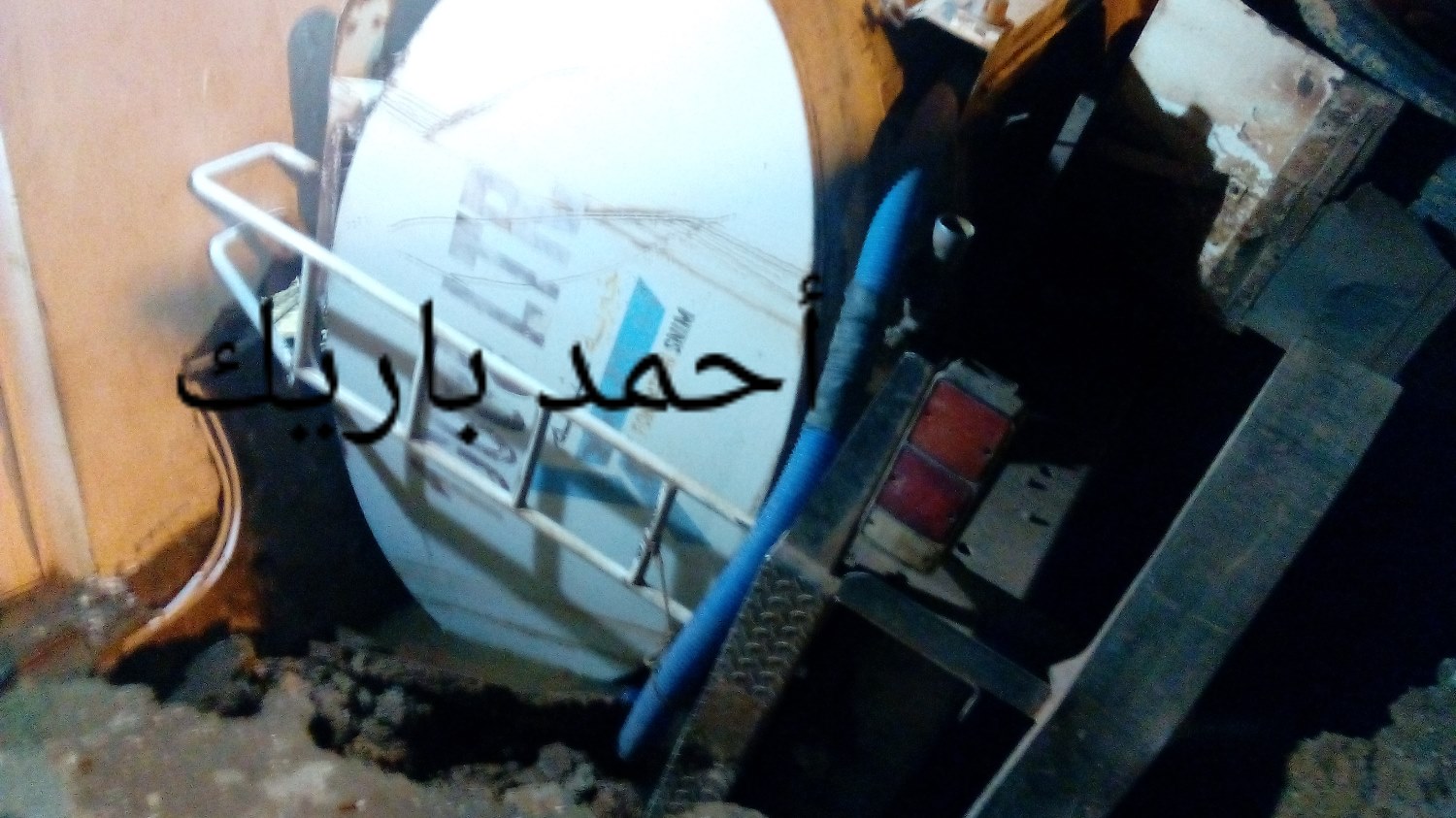 صورة للصهريج عند انقلابه (الصورة للمدون أحمد باريك)