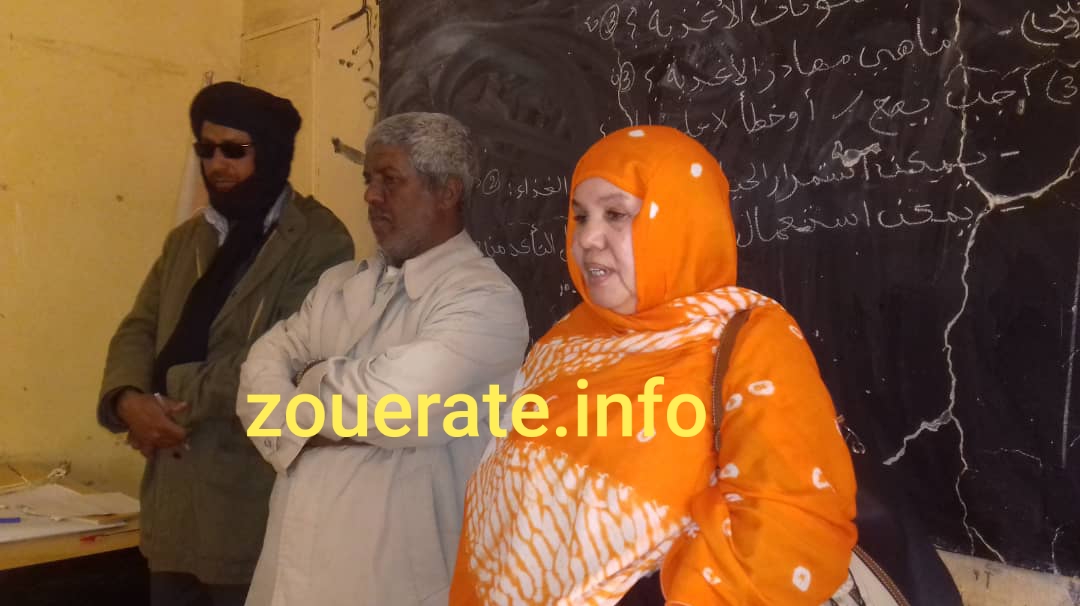 العمدة السالمة منت علوات خلال زيارتها للمدرسة اليوم