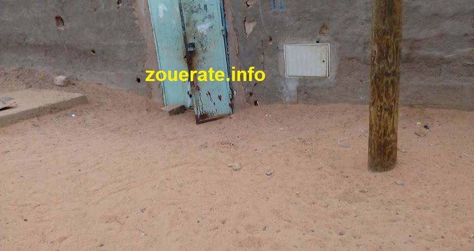 صورة من آثار الدماء على باب منزل ذوي الضحية 