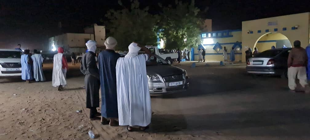 صورة من تجمع مواطنين الليلة لدى وصول الضحايا لمركز استطباب ازويرات