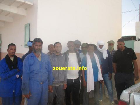 العمال المعنيون أثناء احتجاجهم امام مفتشية الشغل في ازويرات يوم الجمعة الماضي