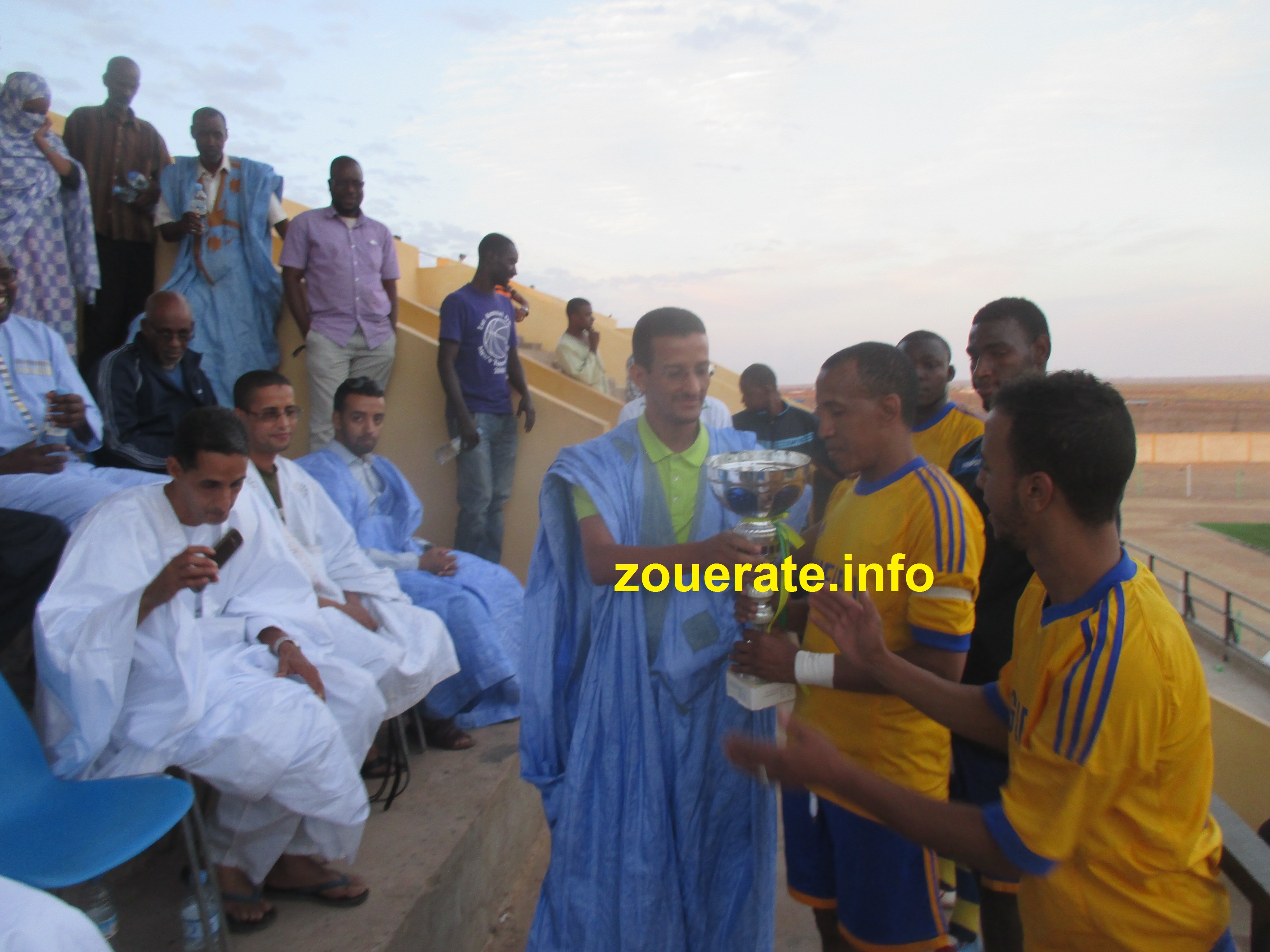 قائد فريق القلب 2 يتسلم الكأس 