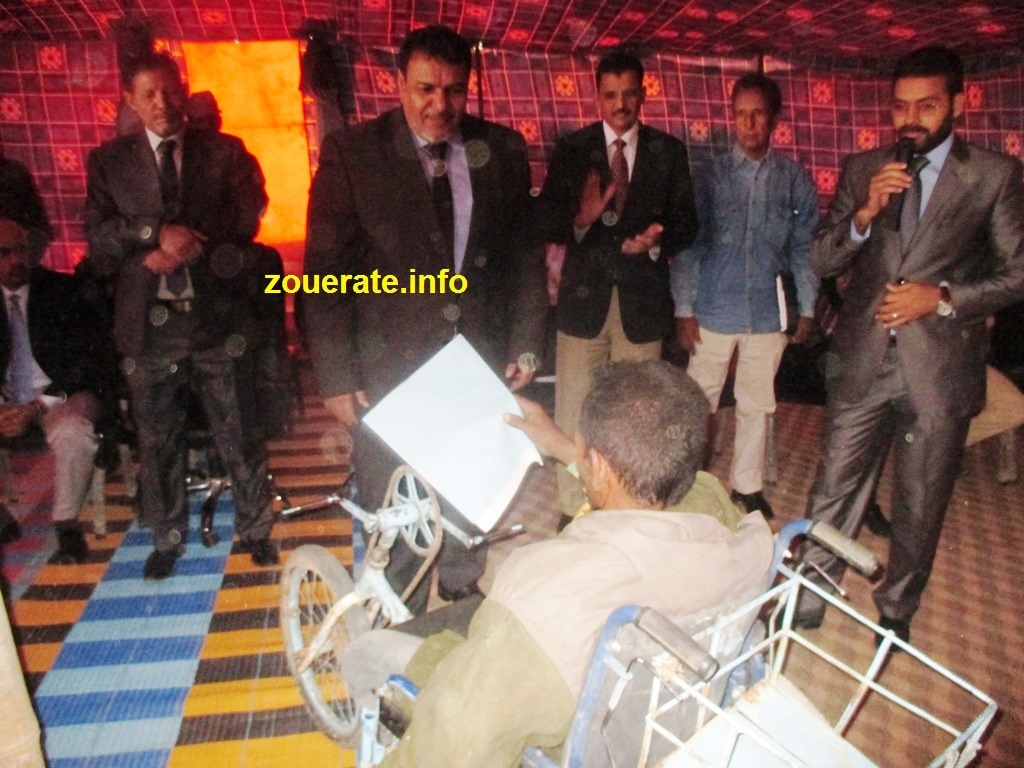 وزير الإسكان يسلم أوراق قطعة أرضية لأحد المستفيدين