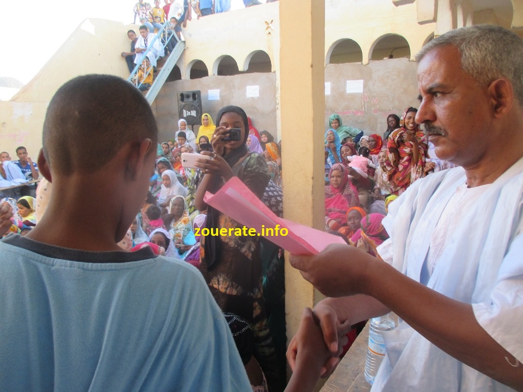 المفتش المقاطعي وكالة يسلم نتيجة احد التلاميذ