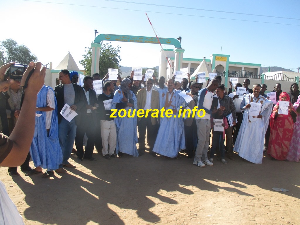 جانب من وقفة المعلمين اليوم أمام الولاية