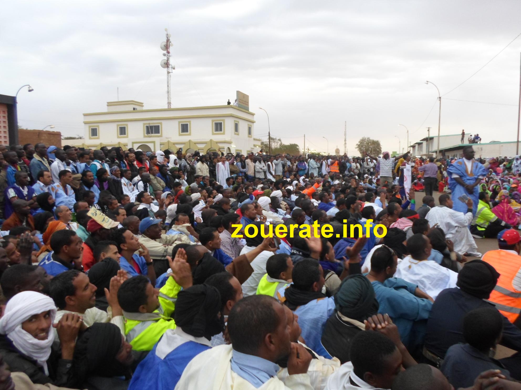 العمال المضربون في أحد مهرجاناتهم المسائية(ازويرات إنفو-أرشيف)