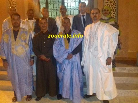 وفد البير رفقة رئيس دائرة تيندوف بوزيان عبد الحق وعمدة بلديتها حبيتر العيد ونوابه أمام مقر إقامة ولاية تيندوف حيث يقيم وفد البير