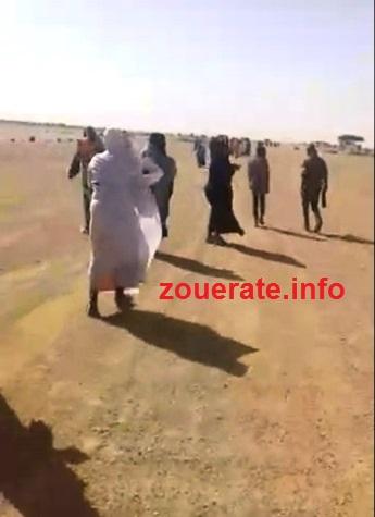 مجموعة من نساء بئر ام اكرين عند انطلاق مسيرتهن الإحتجاجية الراجلة باتجاه ازويرات 