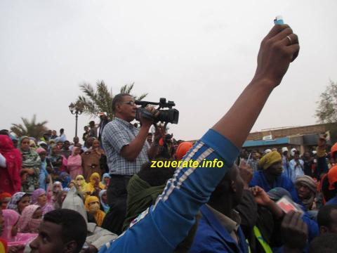 مصور قناة الموريتانية لدى قدومه إلى ساحة الإستقلال