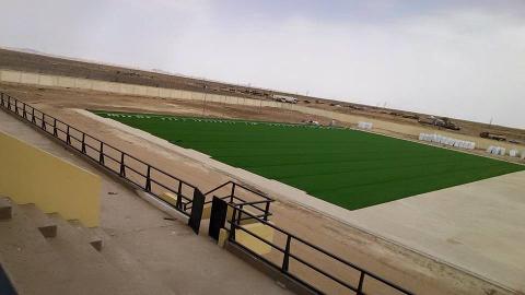  وضع البساط الأخضر على أرضية ملعب ازويرات-الصورة من صفحة حسن ولد بيب عضو مكتب الرابطة على الفيس بوك