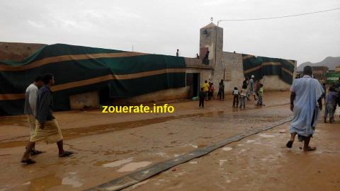 فراش المسجد وقد علقه المتطوعون على حائطه الخارجي بانتظار سحب المياه عن المسجد وهو ما لم يتم حتى الآن