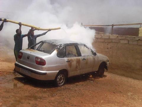 السيارة أثناء عملية إطفاء الحريق-(الصورة من منشورات المدون جبريل محمد)