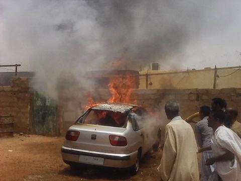 السيارة أثناء عملية إطفاء الحريق-(الصورة من منشورات المدون جبريل محمد)