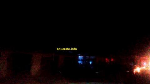 صورة من الجانب الجنوبي للسوق الليلة حيث الإضائة الأبرز هي من السيارات المارة على الطريق