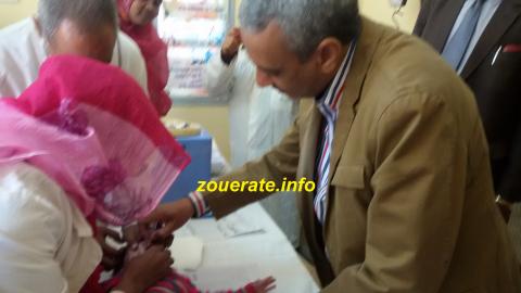 حاكم ازويرات لدى حضور وقائع انطلاق الحملة