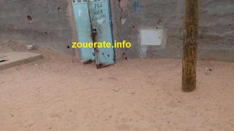 صورة من آثار الدماء على باب منزل ذوي الضحية