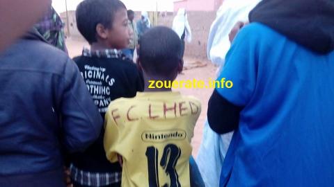 صورة من تجمهر سكان الحي في المكان الذي وجدت فيه جثة الضحية قبيل نقلها