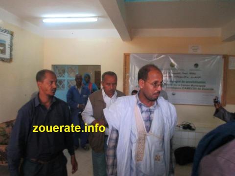 مغادرة العمدة قاعة الإجتماع