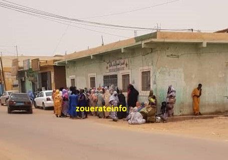 جمع من المواطنين اليوم أمام مقر الصندوق في ازويرات