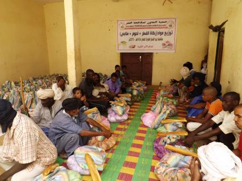 جانب من توزيعات الجمعية يوم العيد