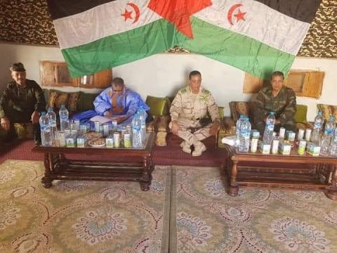 المسؤلان الموريتانيان في ضيافة قادة المناطق العسكرية الصحراوية الجنوبية(الصورة من صفحة النانة الرشيد)