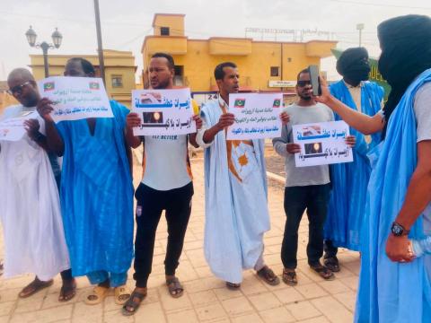 ازويرات : وقفة إحتجاجية المطالبة بتوفير الماء والكهرباء