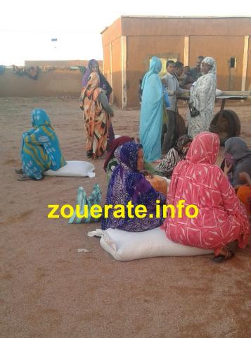 جانب من عملية التوزيع أمس الإثنين في بئر ام اكرين