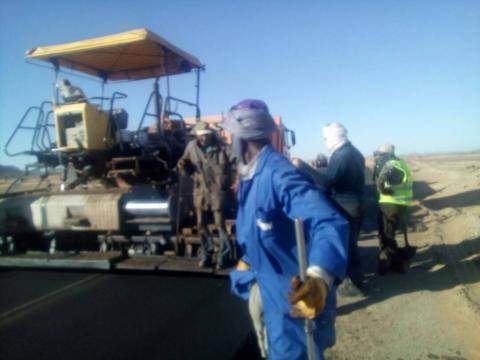 صورة من من المراحل الأخيرة لإنجاز الطريق
