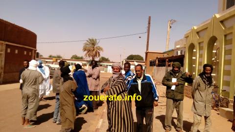 عمال الجرنالية اليوم أمام احد البنوك في انتظار استلام رواتبهم
