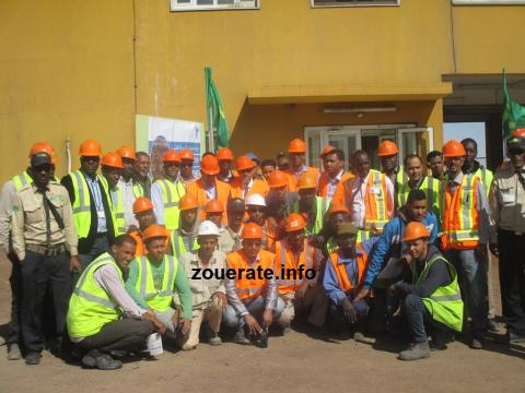 صورة جماعية لبعض أطر وعمال المصنع مع مديره محمد ولد اكريكد