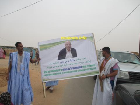 لافتة تطالب بإطلاق سراح ولد مكية أمام الموكب الرئاسي خلال زيارة الرئيس محمد ولد عبد العزبز لازويرات في ابريل الماضي