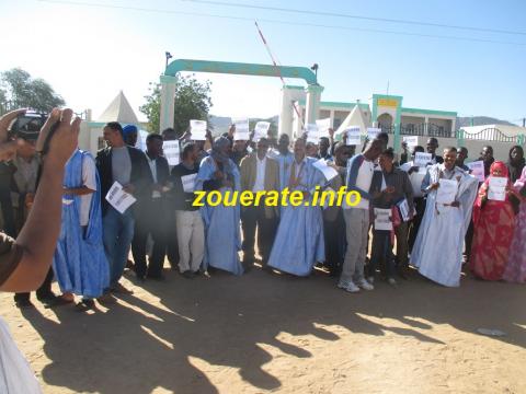 المعلمون في آخر وقفة اجتجاجية للنقابة الوطنية للمعلمين أمام الولاية  في ازويرات