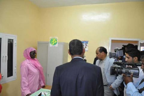 ولد عبد العزيز في المركز الصحي ببئر ام اكرين-تصوير الوكالة الموريتانية للأنباء
