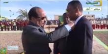الرئيس الموريتاني خلال توشيحه اليوم لمدير اسنيم