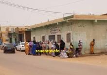 جمع من المواطنين اليوم أمام مقر الصندوق في ازويرات
