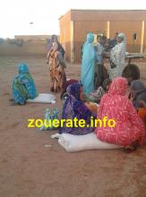 جانب من عملية التوزيع أمس الإثنين في بئر ام اكرين