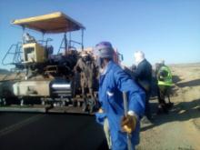 صورة من من المراحل الأخيرة لإنجاز الطريق