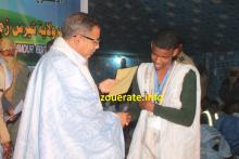 الوالي يسلم الجائزة للفائز الأول في مسابقة القرآن الكريم